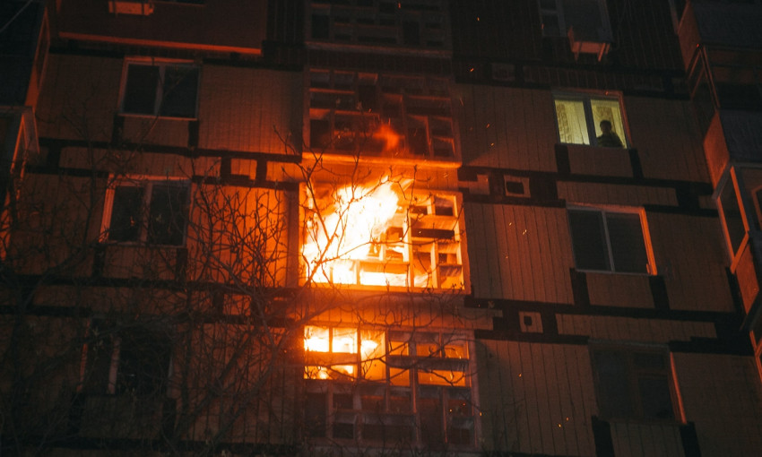 Пожар в Днепре: сотрудники ГСЧС тушили многоэтажный дом