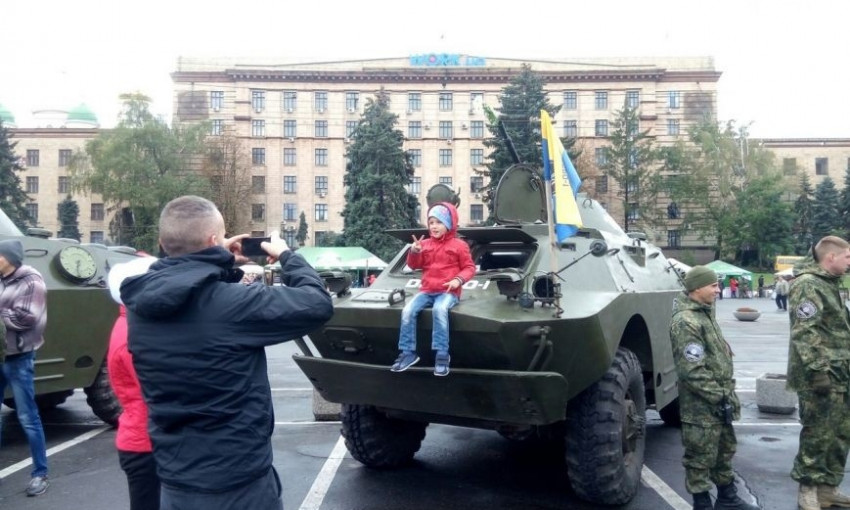 В День защитника Украины в Днепре выставили военную технику