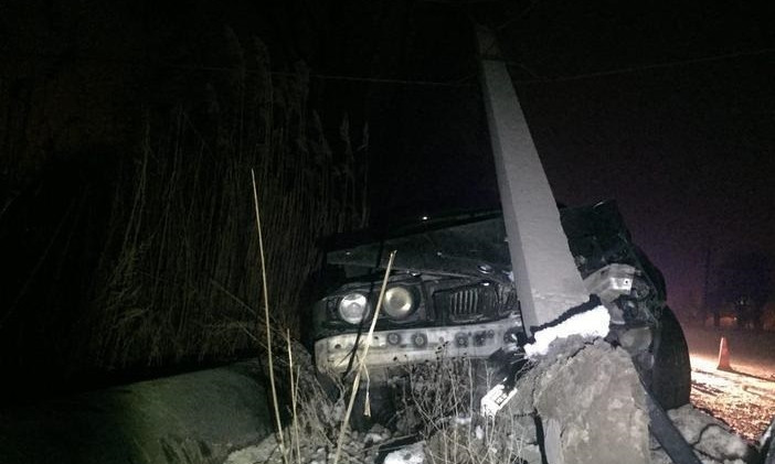 ДТП на Днепропетровщине: BMW врезалось в столб из-за скользкой дороги
