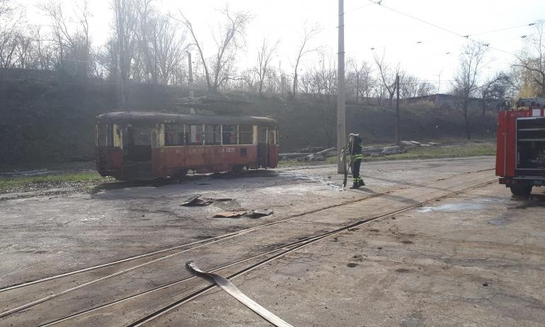 Пожар на Днепропетровщине: сотрудники ГСЧС тушили трамвай