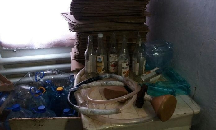 На Днепропетровщине обнаружили подпольный цех по производству спиртного 