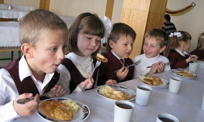 Школьники Днепра питаются сомнительной едой 