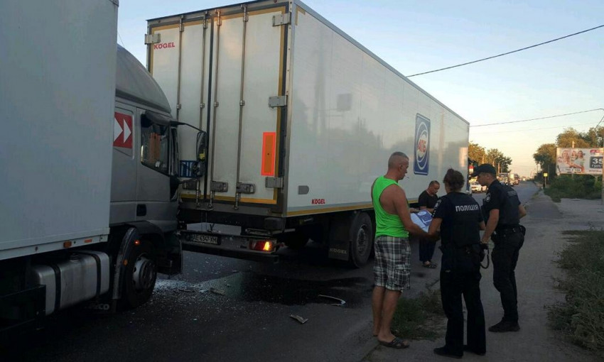 ДТП в Днепре: на дороге столкнулись две фуры 