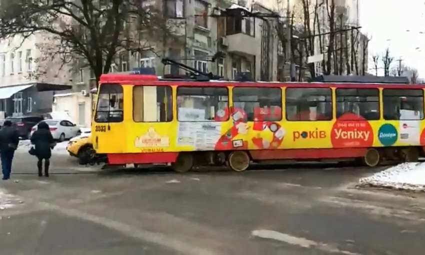 ЧП в Днепре: на Пушкина трамвай сошел с рельсов