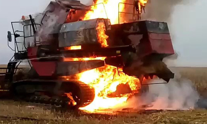 Пожар на Днепропетровщине: сотрудники ГСЧС тушили комбайны 