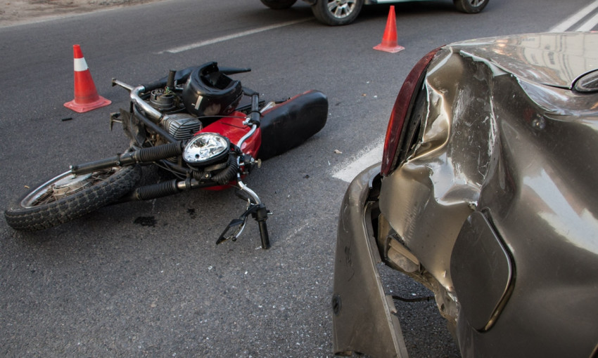 ДТП в Днепре: на Титова столкнулись Daewoo и мотоцикл