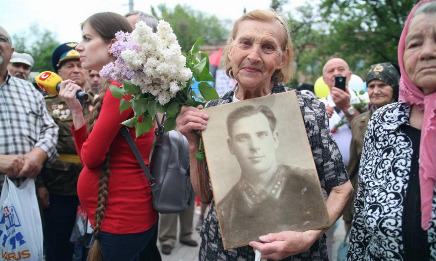 День Победы в Днепре: горожане собрались возле памятника генералу Пушкину