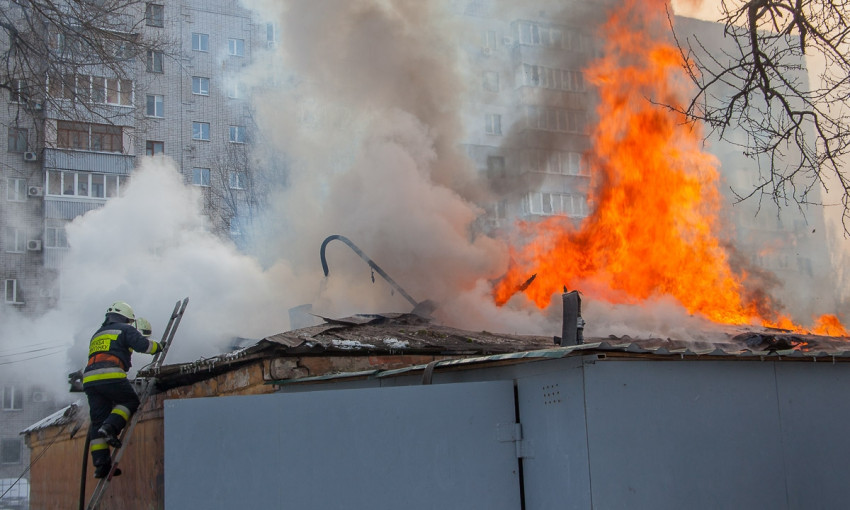 В Днепре горели гаражи и кладовые: пожар или поджог? 