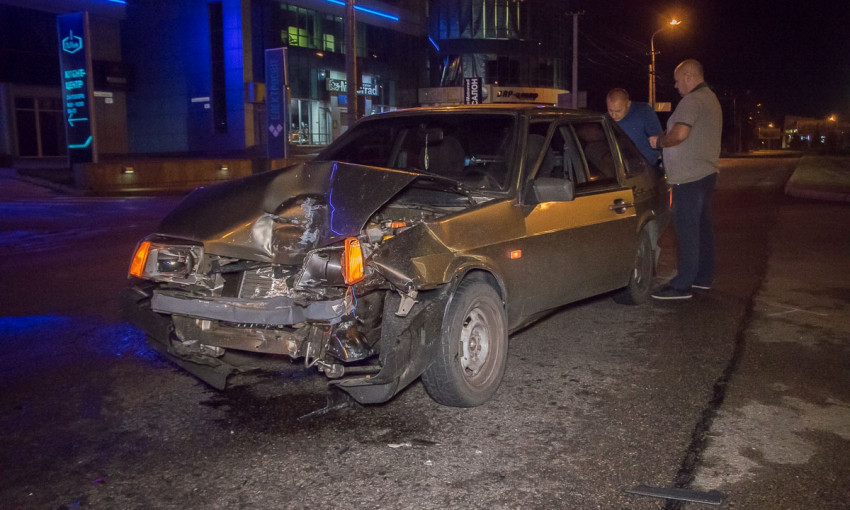 ДТП в Днепре на Набережной Победы столкнулись два авто 