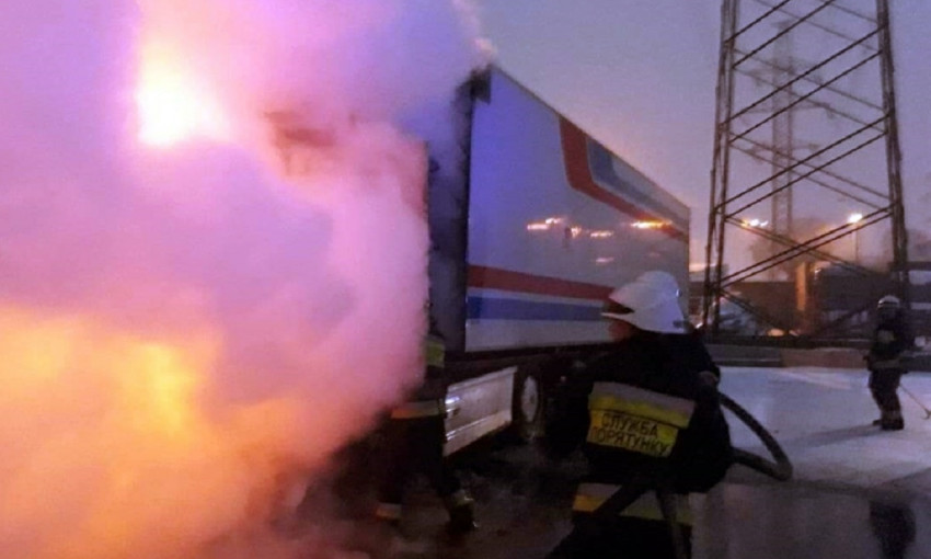 Пожар в Днепре: сотрудники ГСЧС тушили грузовой автомобиль