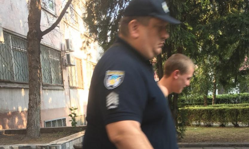 Под Днепром пьяный парень после ссоры с девушкой пошел бить стекла