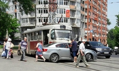 В Днипре столкнулись машина и трамвай