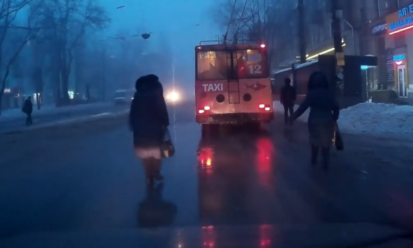 В Днепре пешеходы бросаются под колеса автомобилей