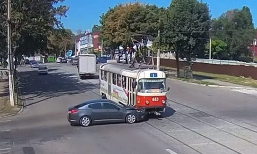 ДТП под Днепром: трамвай врезался в автомобиль
