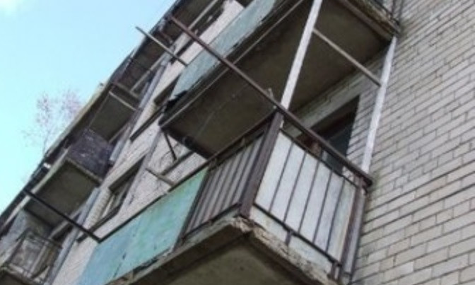 На Днепропетровщине девушке на голову упал кусок балкона 
