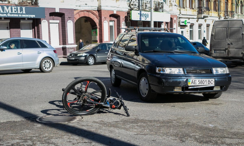 ДТП в Днепре: автомобиль сбил велосипедиста