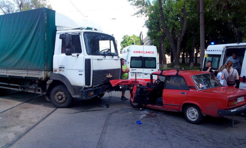 ДТП в Днепре: на Богдана Хмельницкого столкнулись легковое авто и грузовик