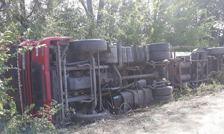 ДТП на Днепропетровщине: на дороге перевернулся бензовоз 