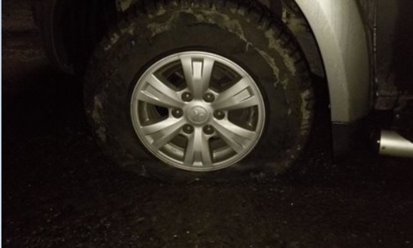Из-за ямы на дороге у заместителя главврача Мечникова лопнуло колесо 
