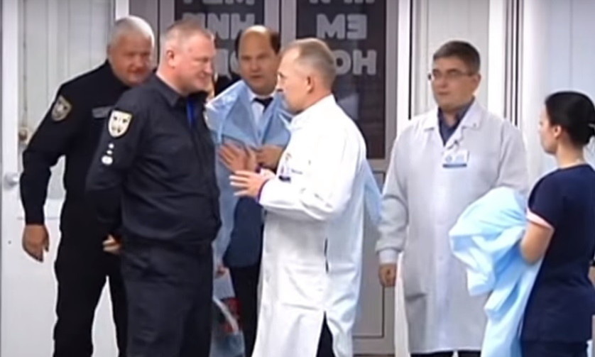 Глава Нацполиции Украины пообщался с врачами больницы Мечникова 