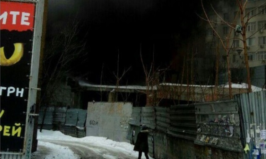 В Днепре сотрудники ГСЧС тушили пожар возле стадиона "Днепр-Арена"