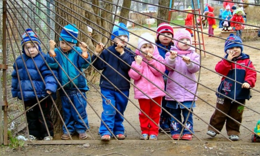 На Днепропетровщине в детском саду на ребенка упала ржавая шведская стенка