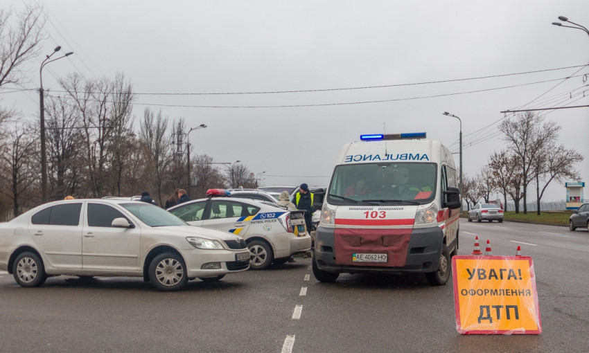 ДТП в Днепре: на дороге столкнулись два легковых авто 