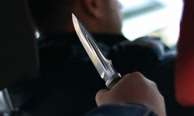 Вместо денег преступник ударил таксиста ножом