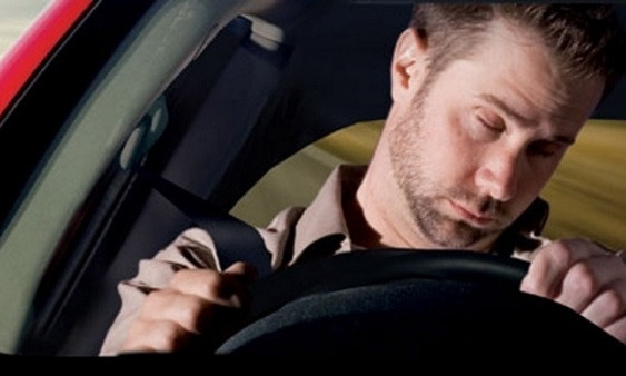В Днепре пьяный мужчина решил поспать в чужой машине 