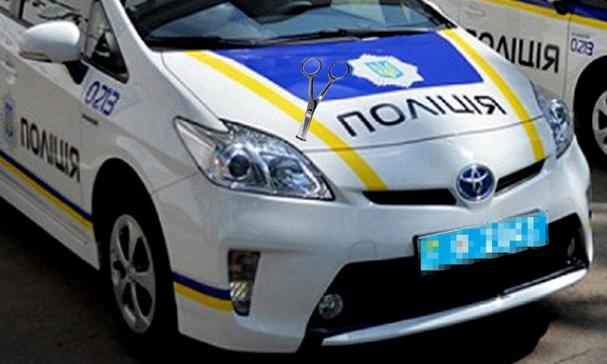 На Днепропетровщине водитель воткнул ножницы в авто полиции