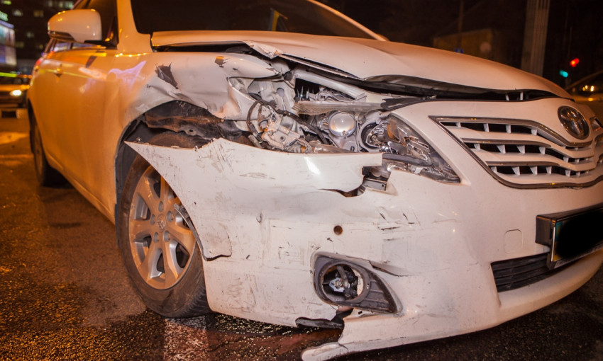 ДТП в Днепре: на дороге столкнулись два легковых авто