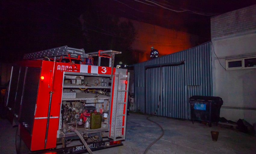 Пожар в Днепре: сотрудники ГСЧС тушили мясокомбинат