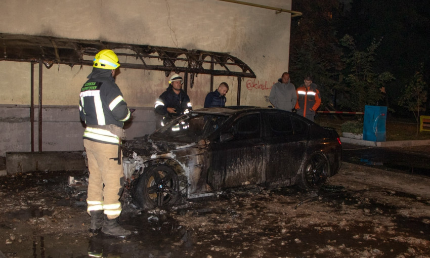Пожар в Днепре: сотрудники ГСЧС тушили BMW