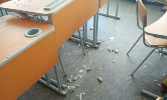 В одной из школ Днепра с потолка обвалилась штукатурка 