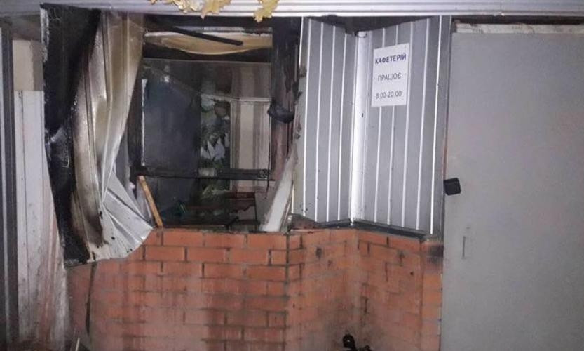 Пожар в Днепре: сотрудники ГСЧС тушили кафетерий