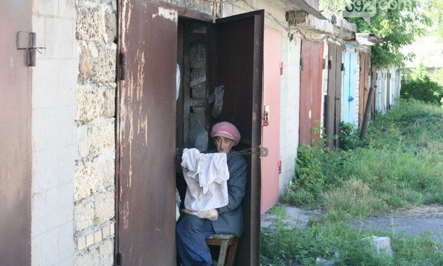 На Днепропетровщине женщина 11 лет живет в гараже 