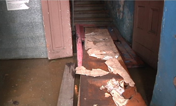 На Днепропетровщине дом затопило нечистотами 