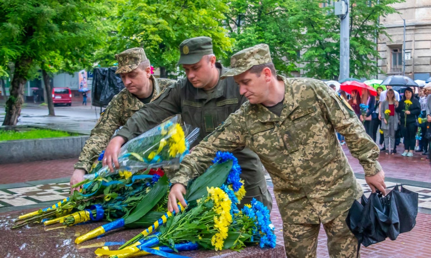 В Днепре возложили цветы к памятнику Тараса Шевченко