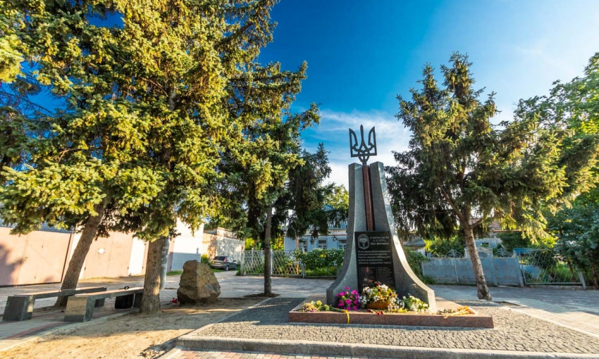 В Днепре установили памятник погибшим бойцам