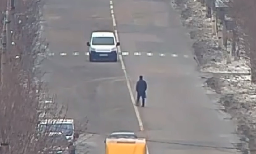 На Днепропетровщине пьяный пешеход бросался на машины с кулаками 
