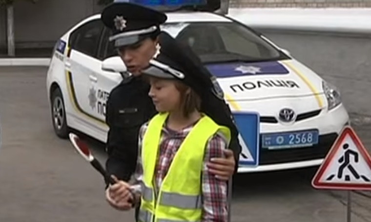 Полиция Днепра учит детей и водителей соблюдению ПДД