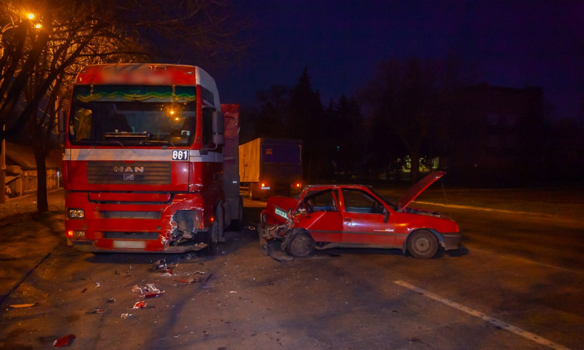 ДТП в Днепре: в аварию попали грузовики и легковое авто
