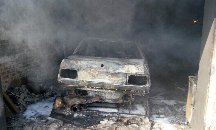 Пожар на Днепропетровщине: сотрудники ГСЧС тушили гараж с автомобилем 