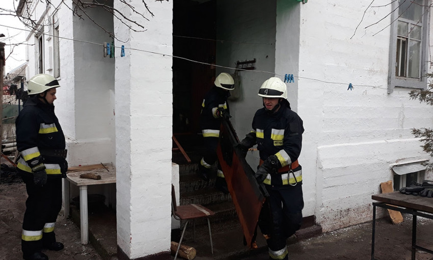 Пожар в Днепре: сотрудники ГСЧС тушили частный дом