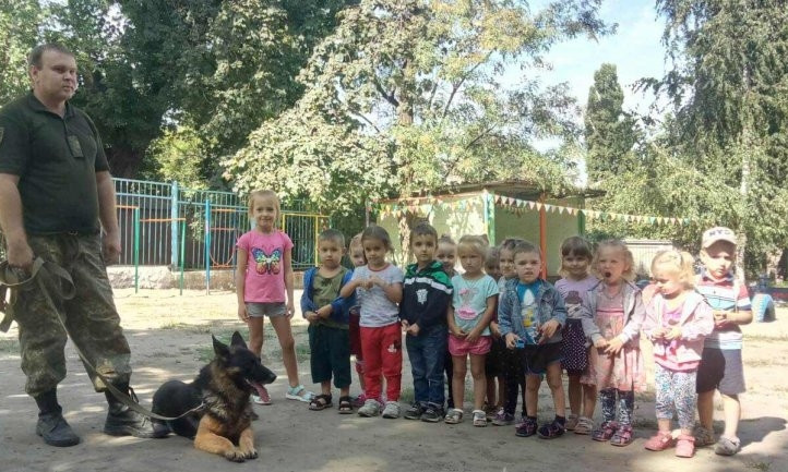 В Днепре полицейские с собаками пришли в детский сад 