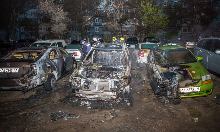 Пожар в Днепре: на автостоянке горели автомобили 