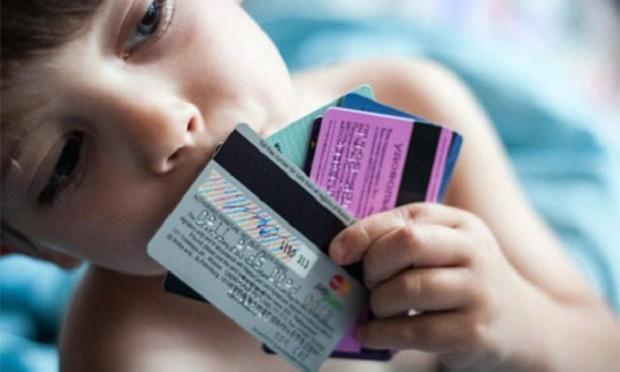 Школьникам Днепра выдадут банковские карты