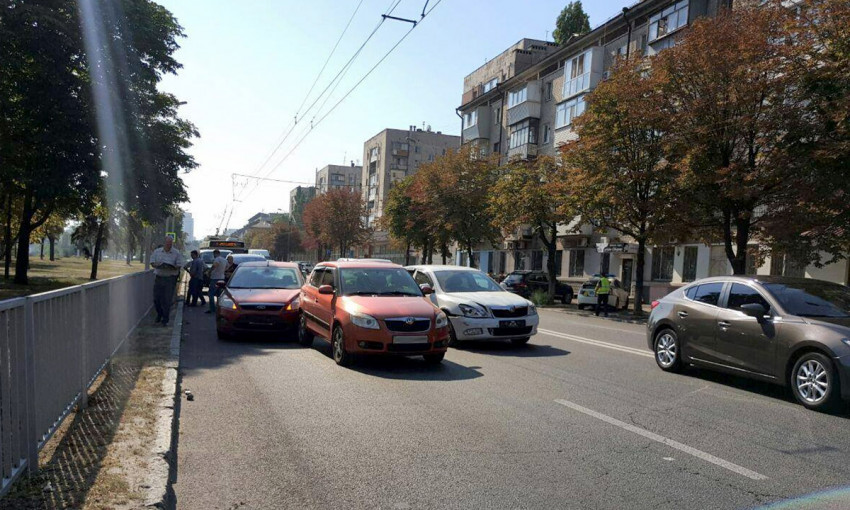 ДТП в Днепре: на Набережной столкнулись четыре автомобиля 