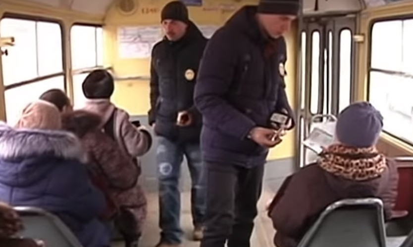 Проезд за 30 гривен: охота на "зайцев" в трамваях Днепра 