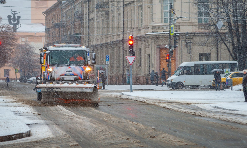 Снежный Днепр: как в городе устраняют последствия снегопада?